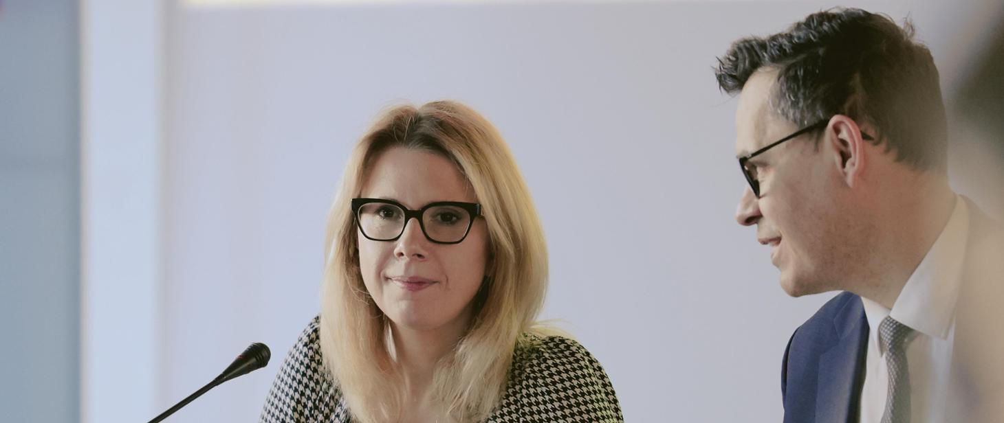 Na zdjęciu wiceministra funduszy i polityki regionalnej Monika Sikora w towarzystwie innych uczestników spotkania.