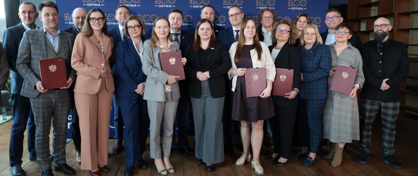 Na zdjęciu minister funduszy i polityki regionalnej Katarzyna Pełczyńska-Nałęcz w towarzystwie innych uczestników spotkania.