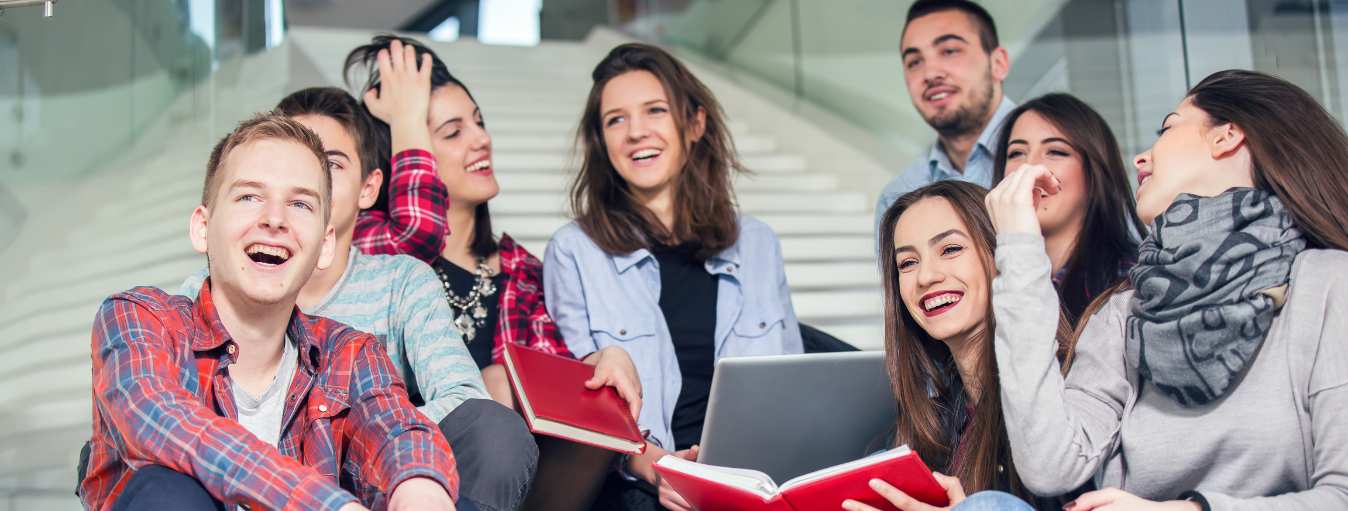 Młodzi ludzie na uczelni