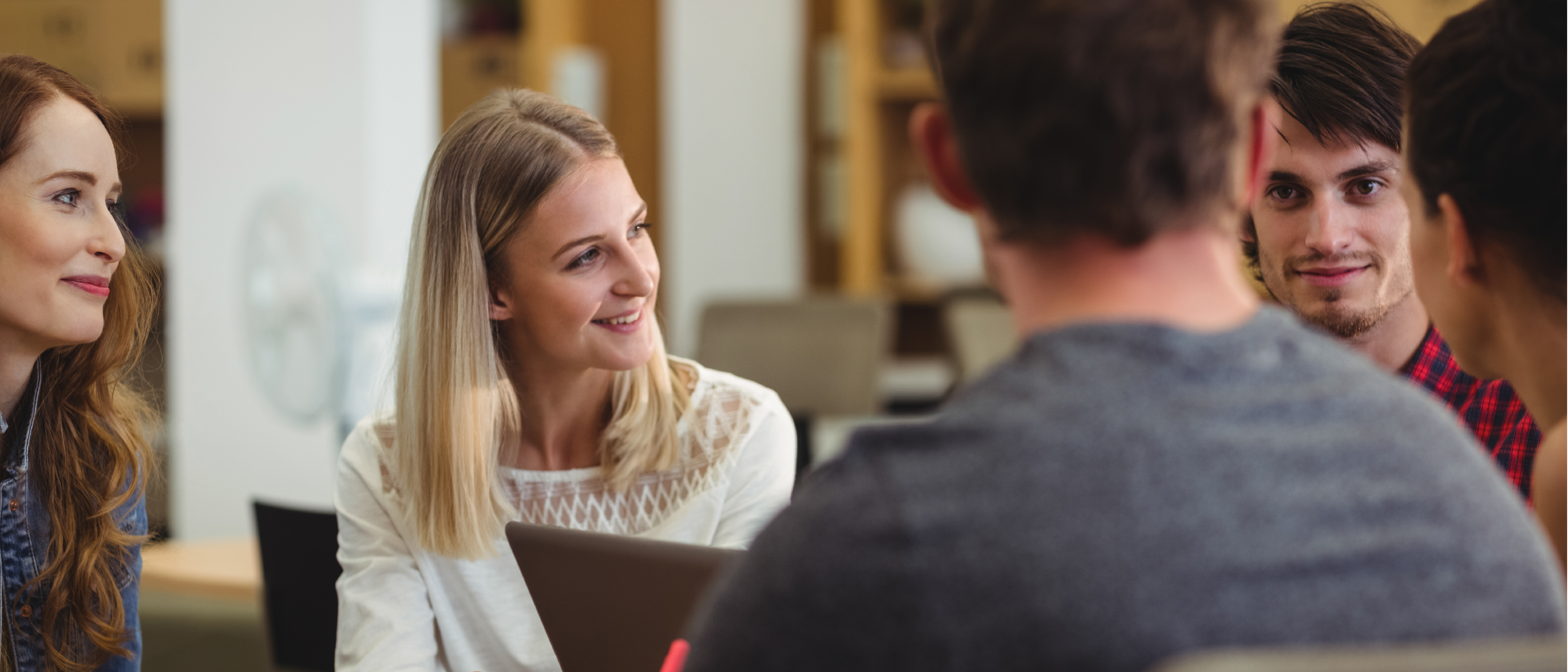 grupa młodych osób na spotkaniu