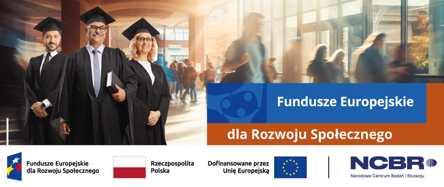 Na pierwszym planie trzy osoby w strojach absolwenckich stoją w jasnym holu budynku edukacyjnego. W tle widoczne są rozmyte sylwetki osób poruszających się po korytarzu. 