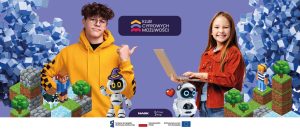 Dwoje nastolatków na tle gry komputerowej prezentuje logo Klubu Cyfrowych Możliwości. Poniżej logo NASK, znak FERS, barw RP oraz UE.